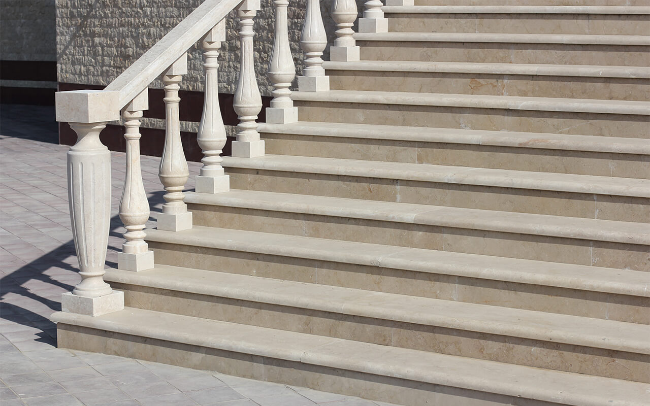 Какой материал использовать для облицовки уличной лестницы?