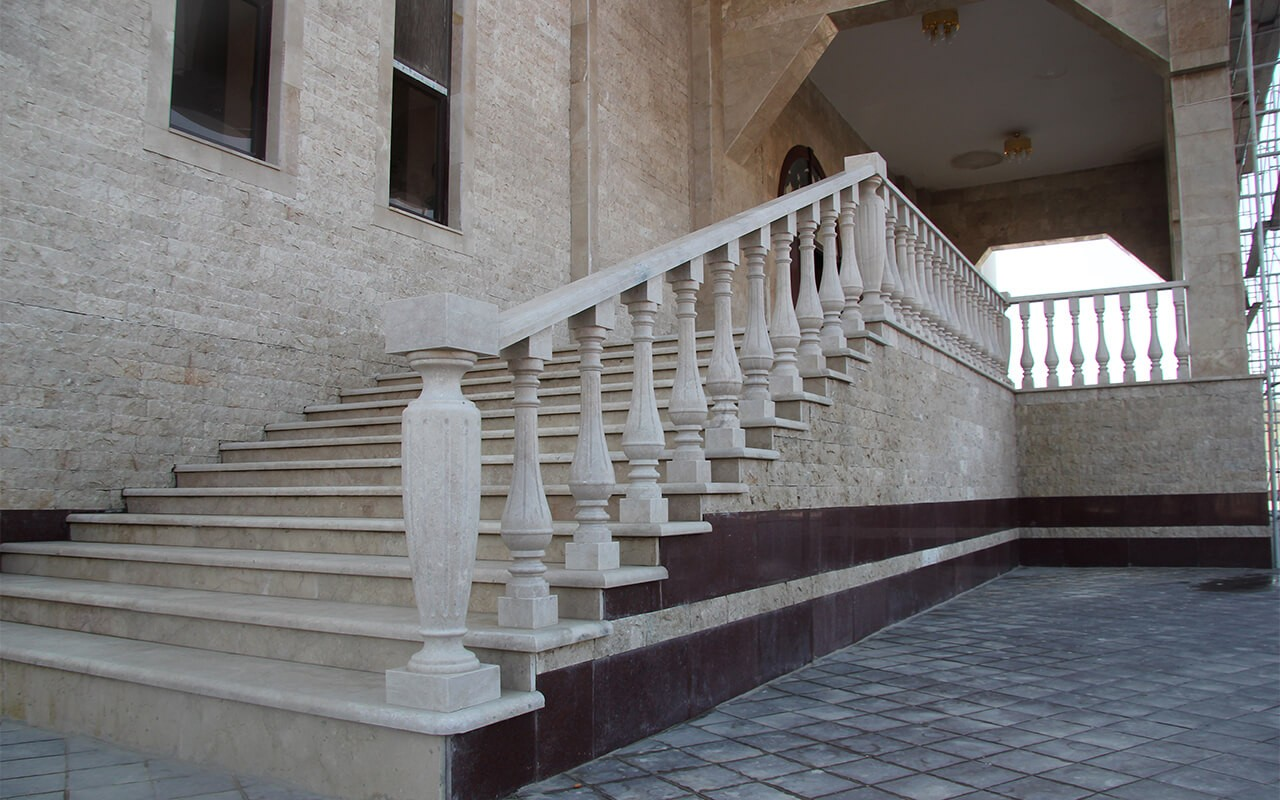 Какой материал использовать для облицовки уличной лестницы?