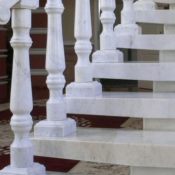 Облицовка лестницы натуральным камнем